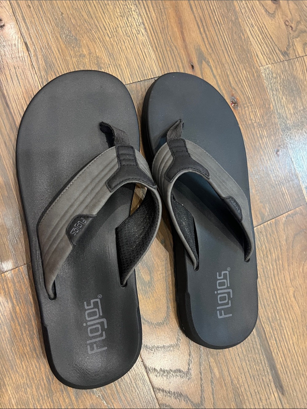 Flojos Men’s Black and Dark Gray Flip-Flop Sandals